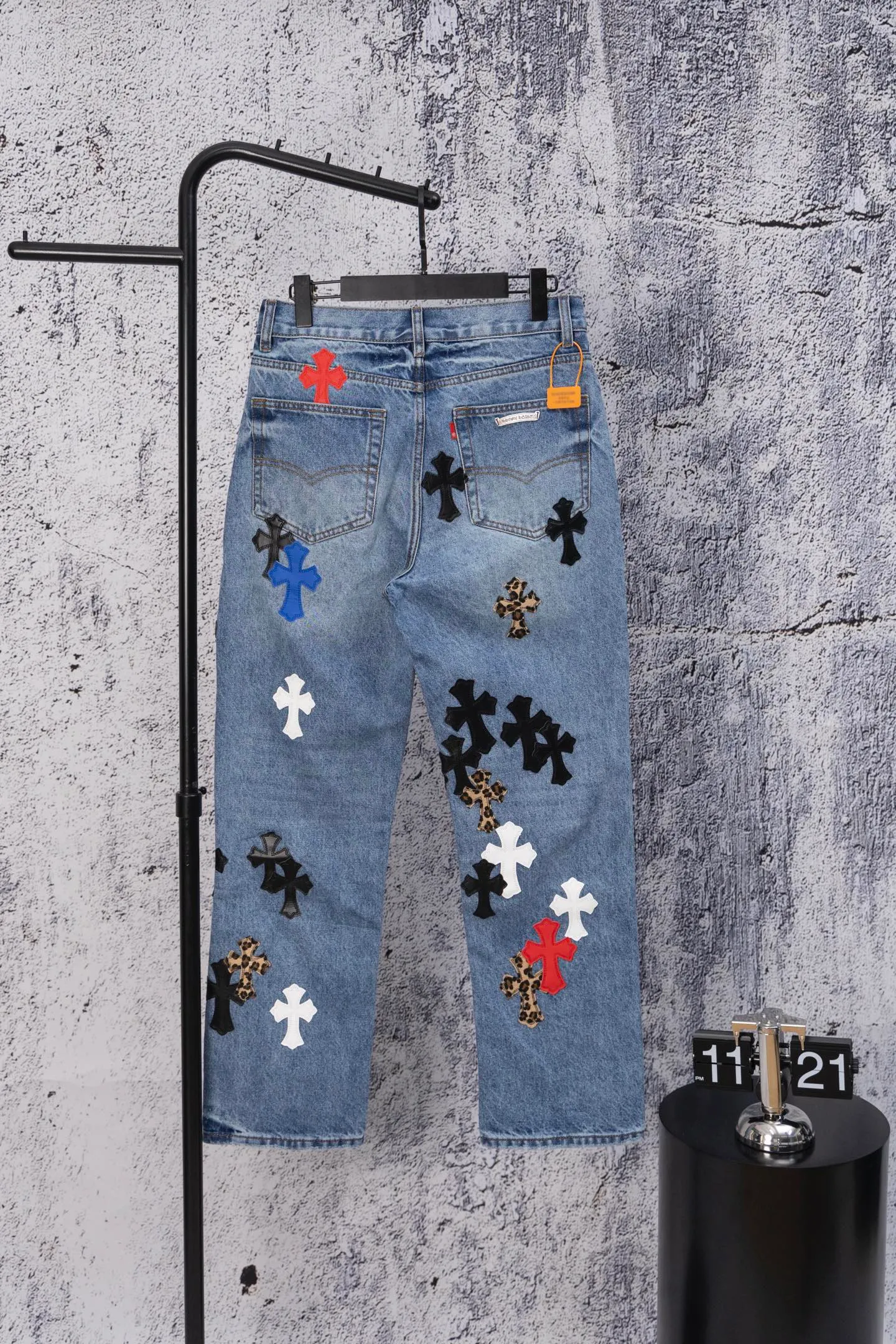 P290 Chromehearts CH limited edition leopard print colorful full cross iron leather cow king jeans, counter price 34W level, patchwork cross pattern embellishment, washed jeans! ! An absolutely high-end luxury product, a 1.9W-level god-level single product, a super popular product, made by top heavy industry, a magic weapon that cannot be missed! [About Zangyin] This is an extremely luxurious fashion brand that can also be called the aristocracy of the high street. It has always been an exclusive brand for some hipsters or rich second generations. Compared with ordinary high streets, it is more luxurious and noble. Compared with luxury brands, it is more fashionable and individual. It has always been a brand that I have a special liking for. [Top heavy industry fashion design] Consistently high-street luxury style. Speaking of this style, the Zangyin family and GU family are definitely the leading representative brands. Especially the Zangyin family has really achieved a state-of-the-art effect in creating high-street style. The unique washed material is used to create this style. The color system is already quite eye-catching. After it is decorated with patchwork cross flowers, it cleverly highlights the charm of the brand. Secondly, this style uses classic The high-waist cutting design highlights the long legs and fashionable temperament of the upper body. The brand is highly recognizable and the slim fit configuration is more suitable for daily wear. It is a product that interprets personality, fashion, and specifications at a glance. This single product is enough to make any fan excited. It can be a white T-shirt for a youthful college style, or a tight suspender for a royal style. It has strong matching ability and can be easily controlled by men.  [Materials and craftsmanship] Needless to say, this point goes without saying. As an excellent craftsman brand, Zangyin’s requirements for details and craftsmanship are really perfect. The washed color of this model has gone through so many processes, not to mention the embellishment of denim appliques. It is also purely hand-made and sewn. Just like what they believe in, only hand-made things have soul and have the meaning of wear. A top-notch heavy-duty fashionable denim item, I look forward to your perfect interpretation! !  Color: blue Size: 28-36